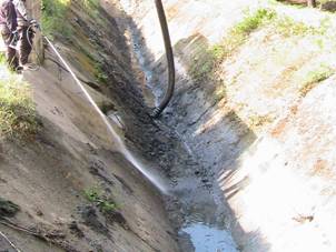 Descrizione: C:\Users\Cesare\Desktop\Foto 4 - Pulizia profonda dell'alveo mediante acqua ad alta pressione e mezzi auto-spurgo.jpg